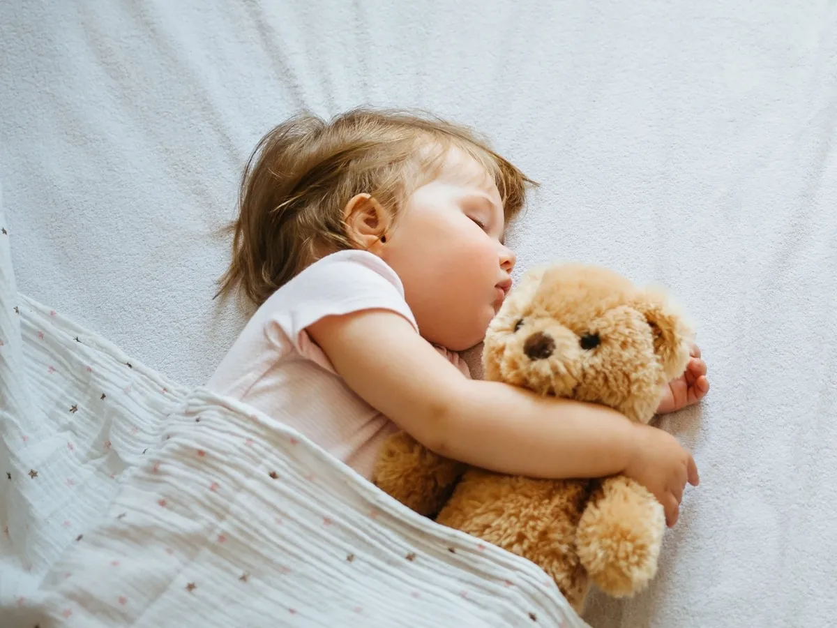 Enfant endormi avec son doudou